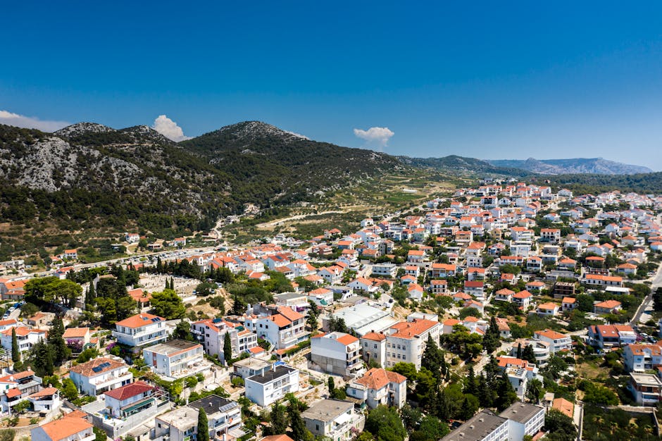 Panoramablick auf eine Küstenstadt mit Häusern